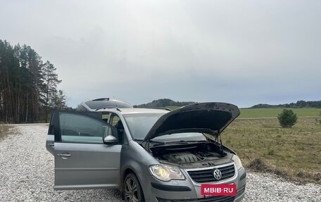 Volkswagen Touran III, 2009 год, 800 000 рублей, 2 фотография