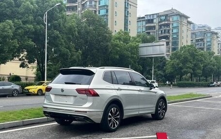 Volkswagen Tiguan II, 2020 год, 2 700 000 рублей, 2 фотография