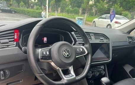 Volkswagen Tiguan II, 2020 год, 2 700 000 рублей, 19 фотография