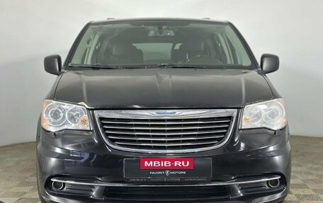 Chrysler Voyager IV, 2013 год, 1 800 000 рублей, 2 фотография