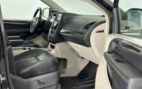 Chrysler Voyager IV, 2013 год, 1 800 000 рублей, 14 фотография