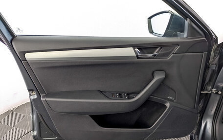 Skoda Superb III рестайлинг, 2018 год, 1 900 000 рублей, 19 фотография