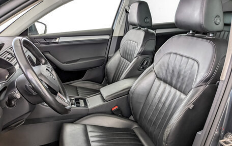 Skoda Superb III рестайлинг, 2018 год, 1 900 000 рублей, 20 фотография
