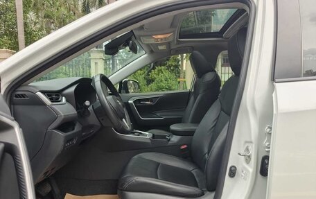 Toyota RAV4, 2021 год, 2 580 000 рублей, 10 фотография