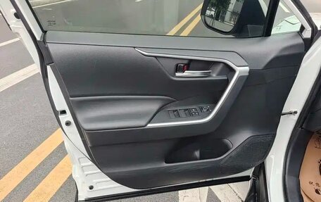 Toyota RAV4, 2021 год, 2 580 000 рублей, 9 фотография