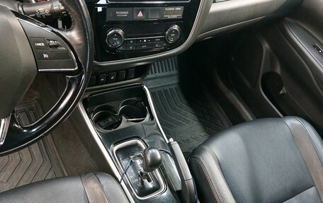 Mitsubishi Outlander III рестайлинг 3, 2017 год, 1 697 000 рублей, 7 фотография
