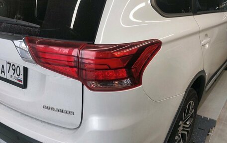 Mitsubishi Outlander III рестайлинг 3, 2017 год, 1 697 000 рублей, 13 фотография