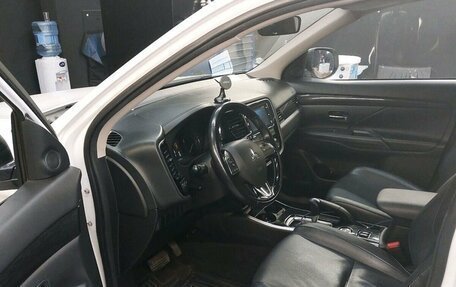 Mitsubishi Outlander III рестайлинг 3, 2017 год, 1 697 000 рублей, 9 фотография