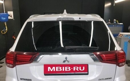 Mitsubishi Outlander III рестайлинг 3, 2017 год, 1 697 000 рублей, 15 фотография