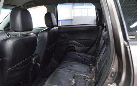 Mitsubishi Outlander III рестайлинг 3, 2010 год, 700 000 рублей, 10 фотография