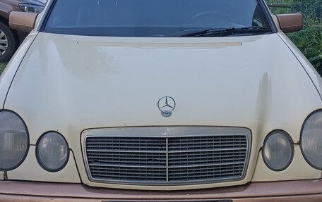 Mercedes-Benz E-Класс, 1998 год, 230 000 рублей, 1 фотография