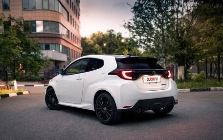 Toyota Yaris, 2021 год, 3 000 000 рублей, 3 фотография