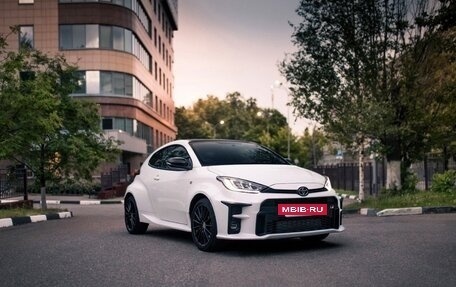 Toyota Yaris, 2021 год, 3 000 000 рублей, 2 фотография