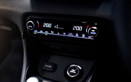 Toyota Yaris, 2021 год, 3 000 000 рублей, 15 фотография