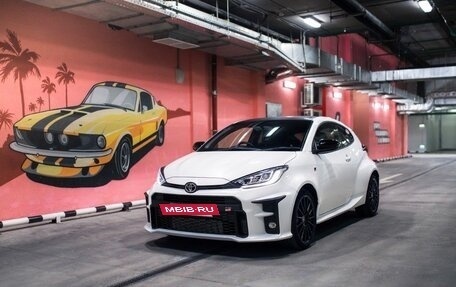 Toyota Yaris, 2021 год, 3 000 000 рублей, 13 фотография