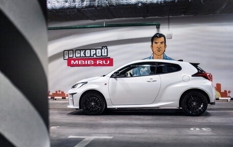 Toyota Yaris, 2021 год, 3 000 000 рублей, 17 фотография