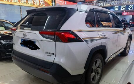 Toyota RAV4, 2021 год, 2 700 000 рублей, 3 фотография