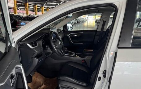 Toyota RAV4, 2021 год, 2 700 000 рублей, 4 фотография