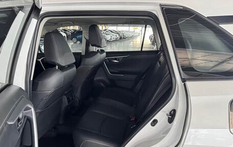 Toyota RAV4, 2021 год, 2 700 000 рублей, 7 фотография