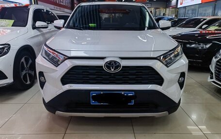 Toyota RAV4, 2021 год, 2 700 000 рублей, 2 фотография