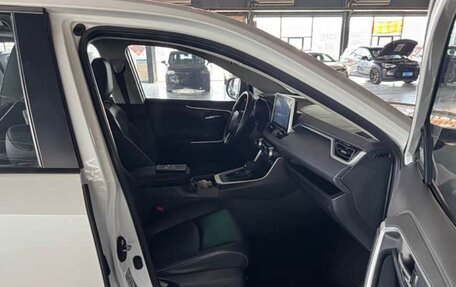 Toyota RAV4, 2021 год, 2 700 000 рублей, 5 фотография