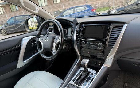 Mitsubishi Pajero Sport III рестайлинг, 2018 год, 3 050 000 рублей, 10 фотография