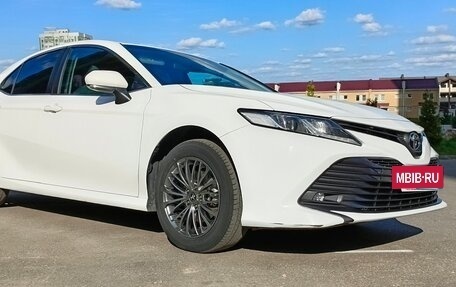 Toyota Camry, 2020 год, 2 700 000 рублей, 10 фотография