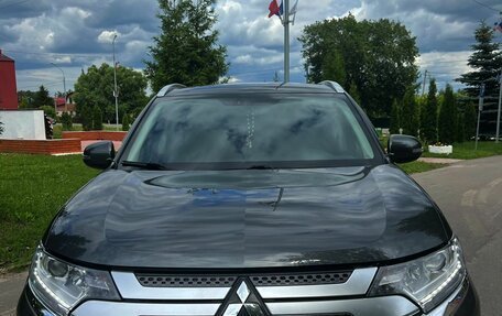 Mitsubishi Outlander III рестайлинг 3, 2020 год, 2 250 000 рублей, 11 фотография