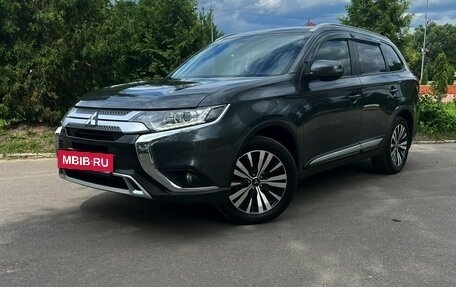 Mitsubishi Outlander III рестайлинг 3, 2020 год, 2 250 000 рублей, 2 фотография