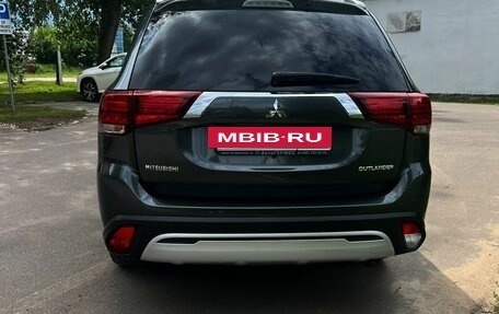 Mitsubishi Outlander III рестайлинг 3, 2020 год, 2 250 000 рублей, 13 фотография