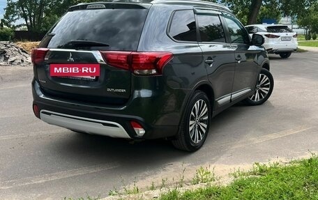 Mitsubishi Outlander III рестайлинг 3, 2020 год, 2 250 000 рублей, 9 фотография
