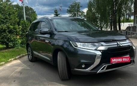 Mitsubishi Outlander III рестайлинг 3, 2020 год, 2 250 000 рублей, 3 фотография