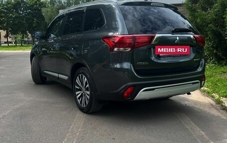 Mitsubishi Outlander III рестайлинг 3, 2020 год, 2 250 000 рублей, 10 фотография