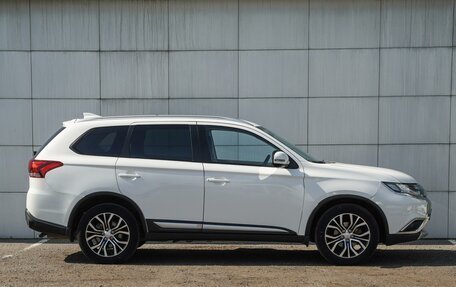 Mitsubishi Outlander III рестайлинг 3, 2017 год, 1 950 000 рублей, 5 фотография