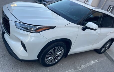 Toyota Highlander, 2021 год, 6 200 000 рублей, 3 фотография