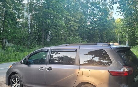 Toyota Sienna III, 2018 год, 2 900 000 рублей, 2 фотография
