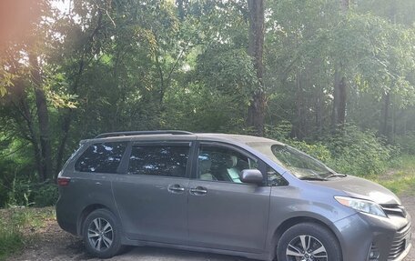 Toyota Sienna III, 2018 год, 2 900 000 рублей, 4 фотография