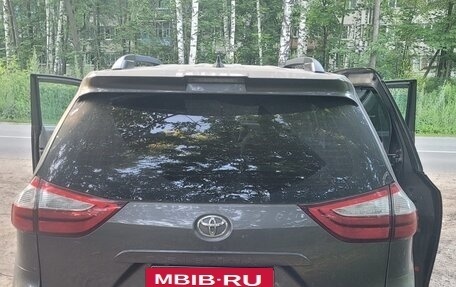 Toyota Sienna III, 2018 год, 2 900 000 рублей, 3 фотография