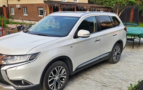 Mitsubishi Outlander III рестайлинг 3, 2016 год, 2 400 000 рублей, 1 фотография