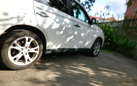 Mitsubishi Outlander III рестайлинг 3, 2013 год, 1 650 000 рублей, 4 фотография