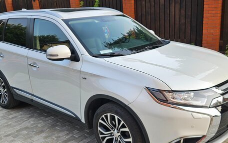 Mitsubishi Outlander III рестайлинг 3, 2016 год, 2 400 000 рублей, 15 фотография
