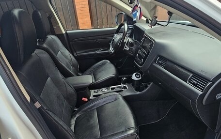 Mitsubishi Outlander III рестайлинг 3, 2016 год, 2 400 000 рублей, 7 фотография
