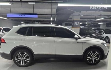 Volkswagen Tiguan II, 2024 год, 4 300 000 рублей, 4 фотография