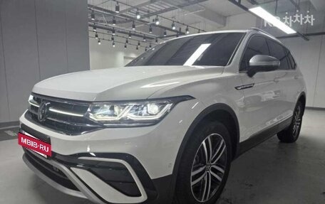 Volkswagen Tiguan II, 2024 год, 4 300 000 рублей, 2 фотография