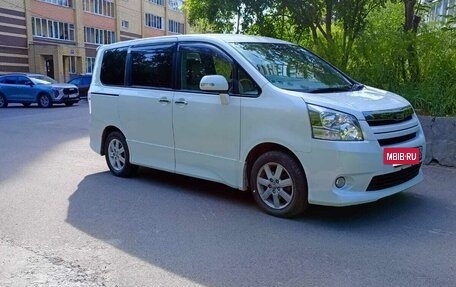 Toyota Noah III, 2009 год, 1 550 000 рублей, 2 фотография