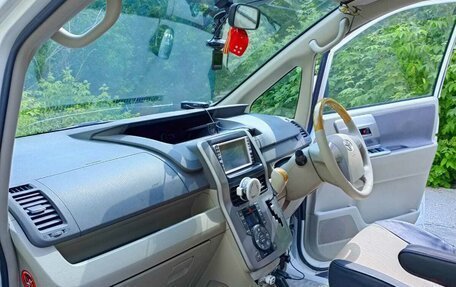 Toyota Noah III, 2009 год, 1 550 000 рублей, 7 фотография