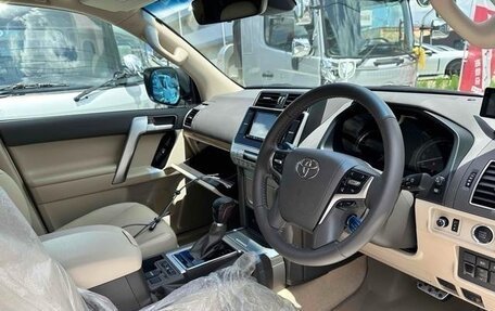 Toyota Land Cruiser Prado 150 рестайлинг 2, 2022 год, 3 670 001 рублей, 13 фотография