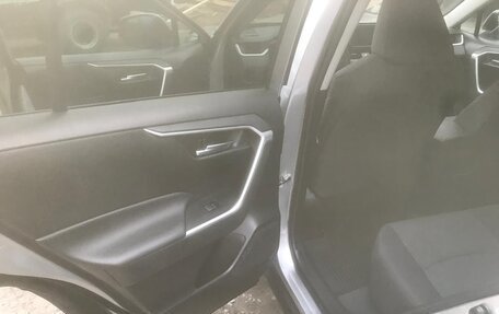 Toyota RAV4, 2021 год, 3 950 000 рублей, 10 фотография