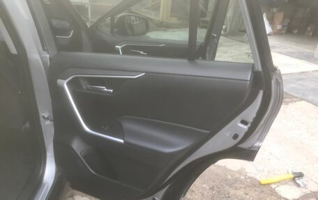 Toyota RAV4, 2021 год, 3 950 000 рублей, 14 фотография