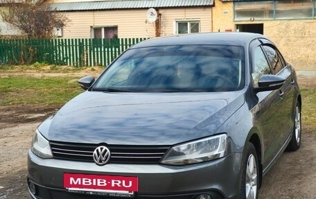 Volkswagen Jetta VI, 2011 год, 999 000 рублей, 3 фотография